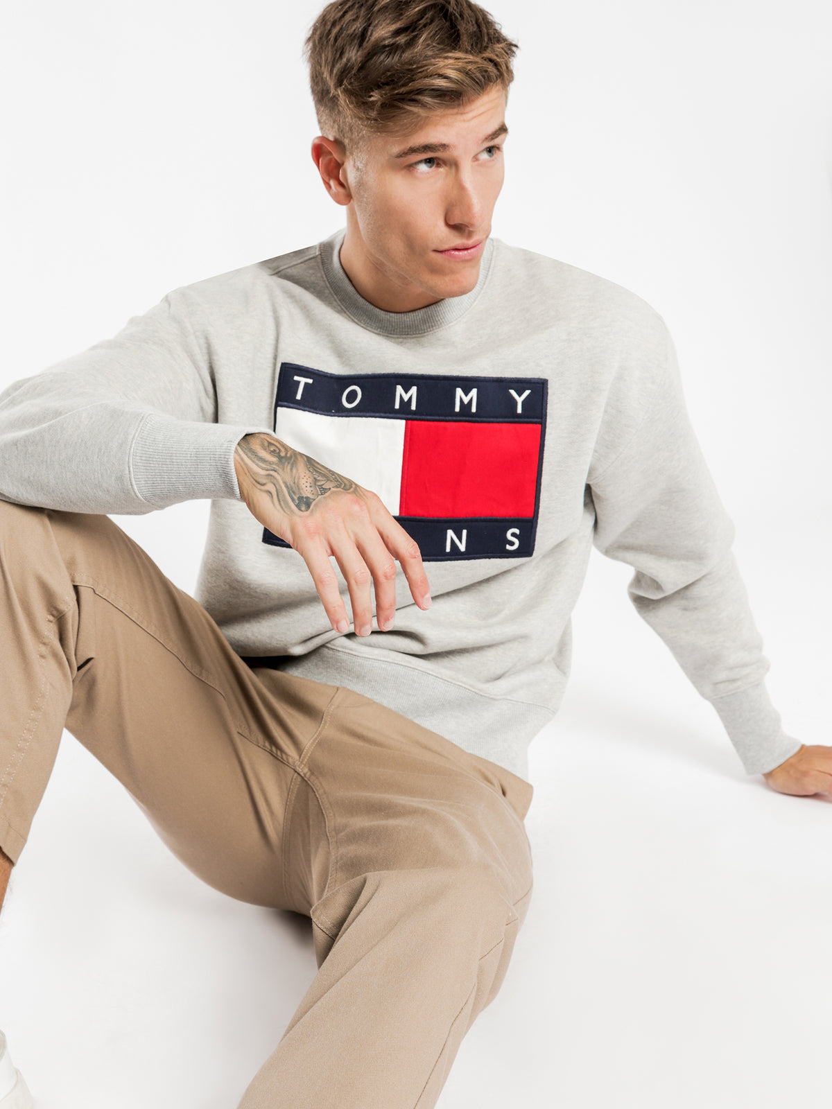 Tommy Flag Crew Sweater in Grey