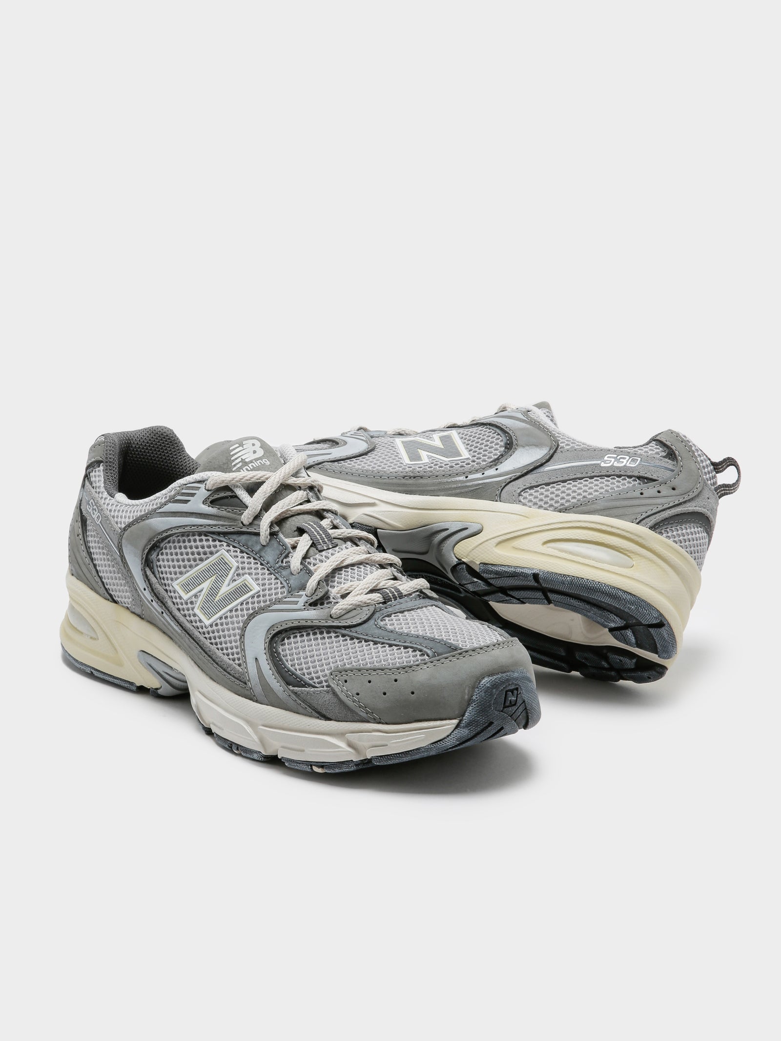 Unisex 530 Sneakers in Grey