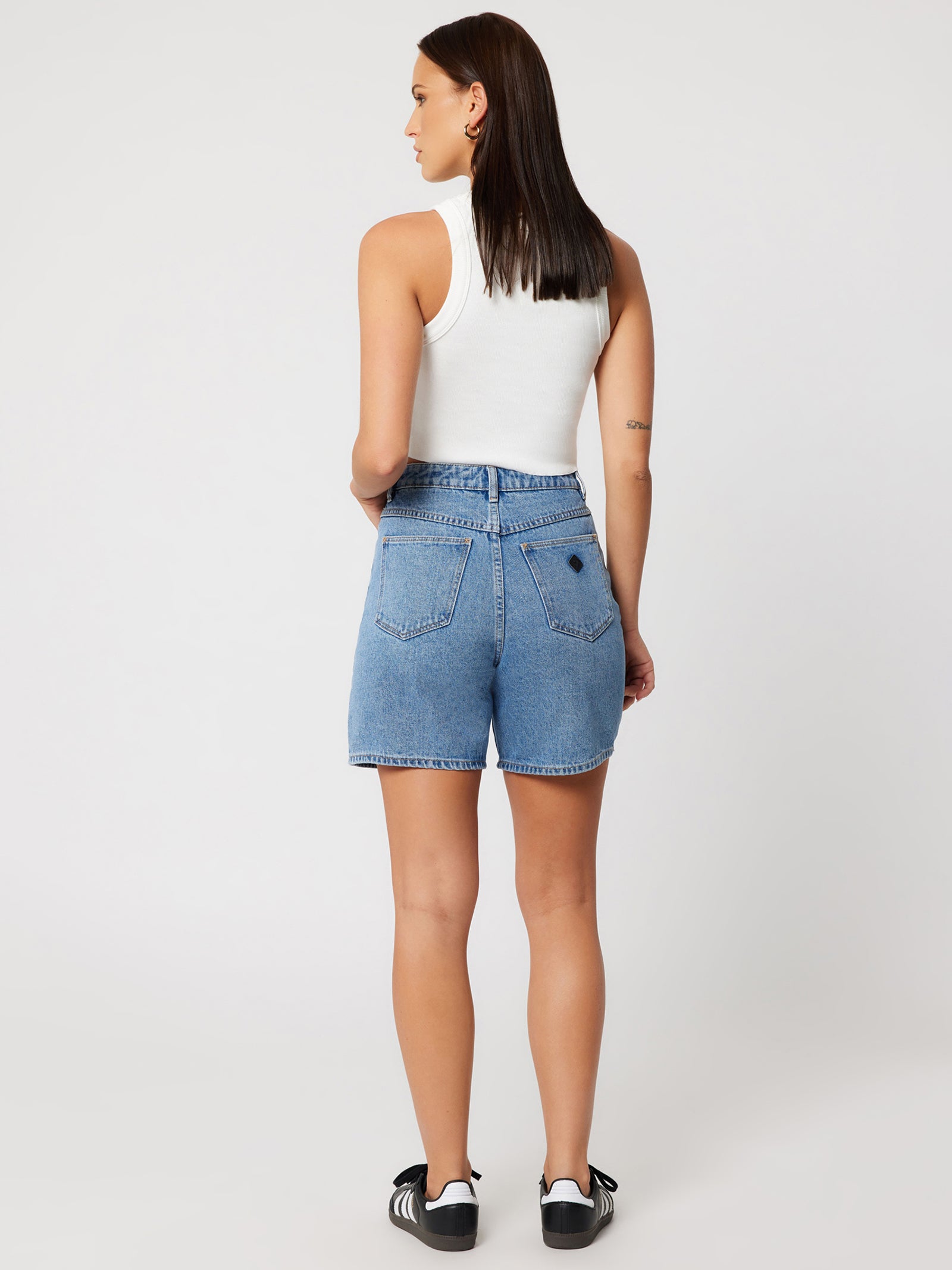 Akari Short Navy / Chantilly