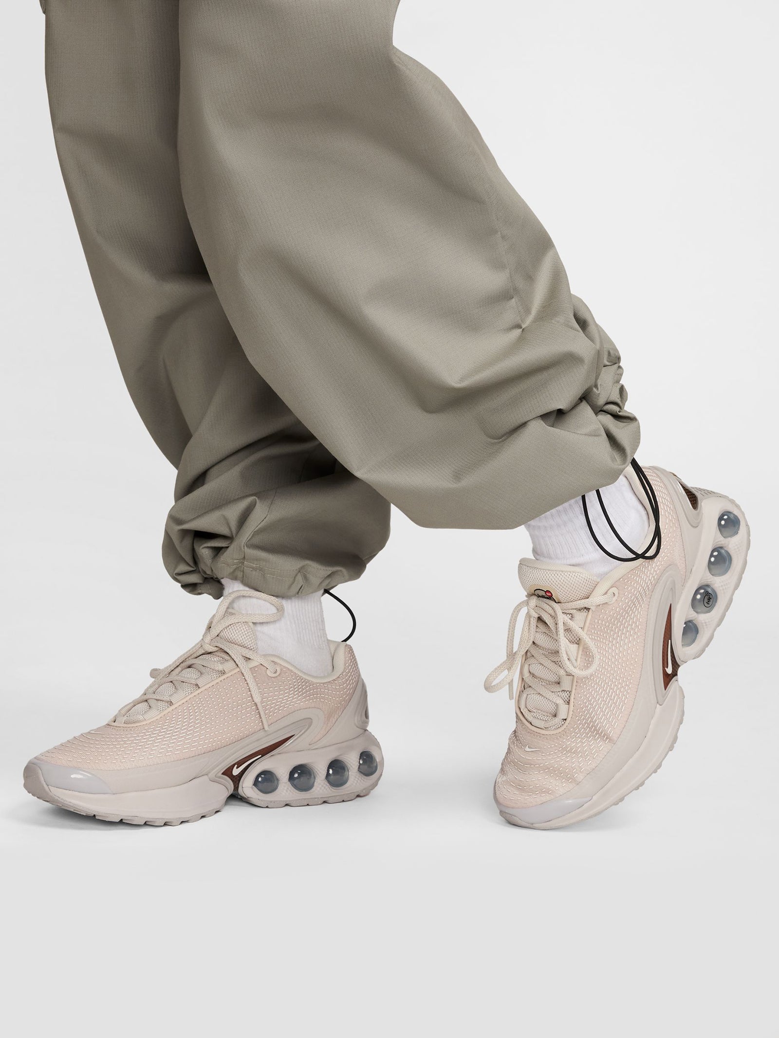 Nike Mid-Rise Cargo Pants Light Army/Black Glue Store