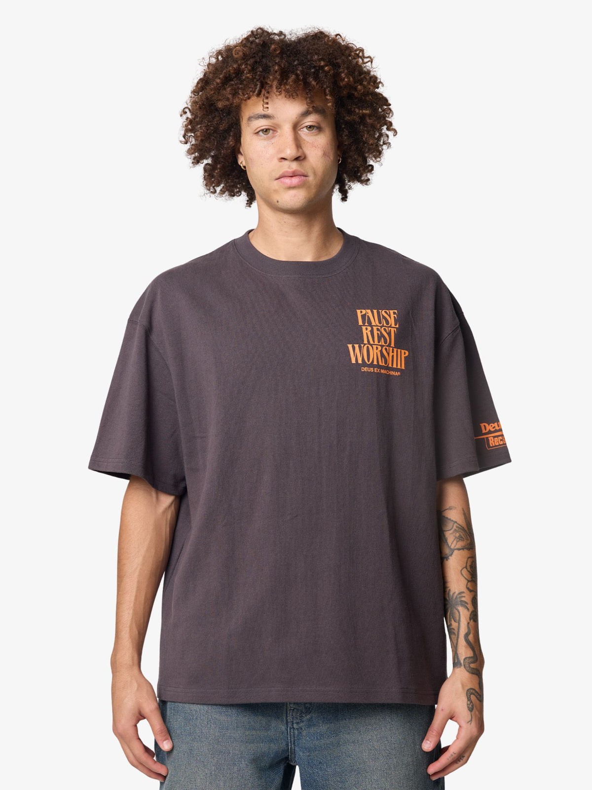 Deus Noise Complaint Tee | Anthracite