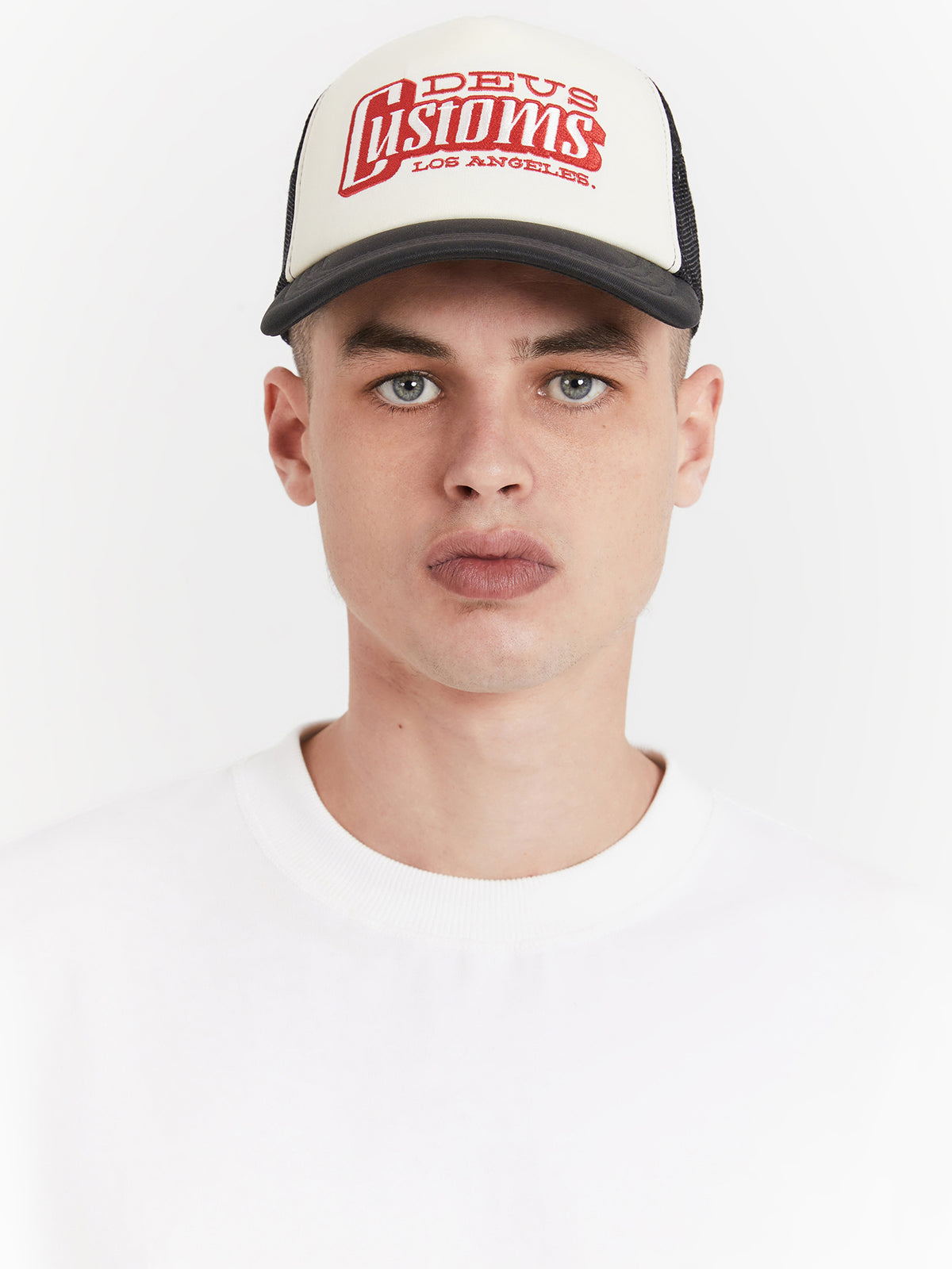 Deus Formosa Trucker Cap | Red/Black
