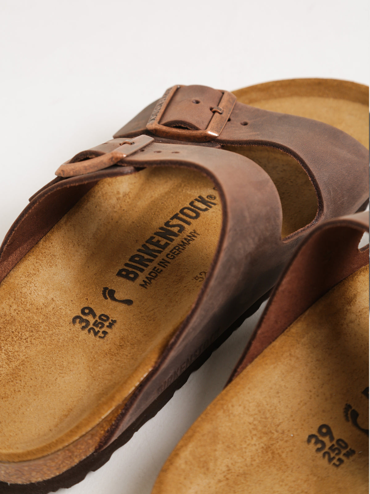 Unisex Arizona Sandal in Habana Brown Oiled Leather