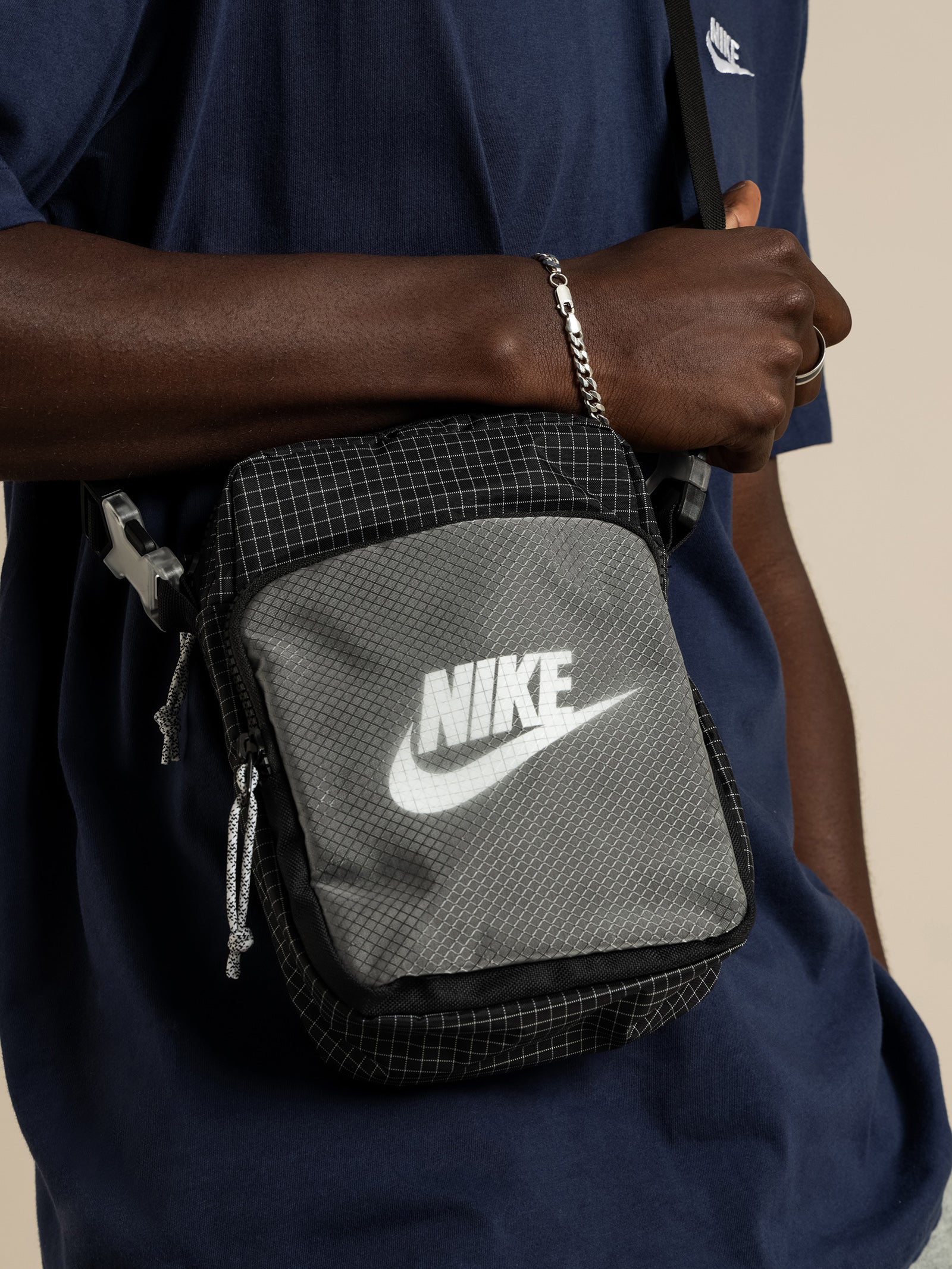 nike black heritage 2.0 crossbody bag