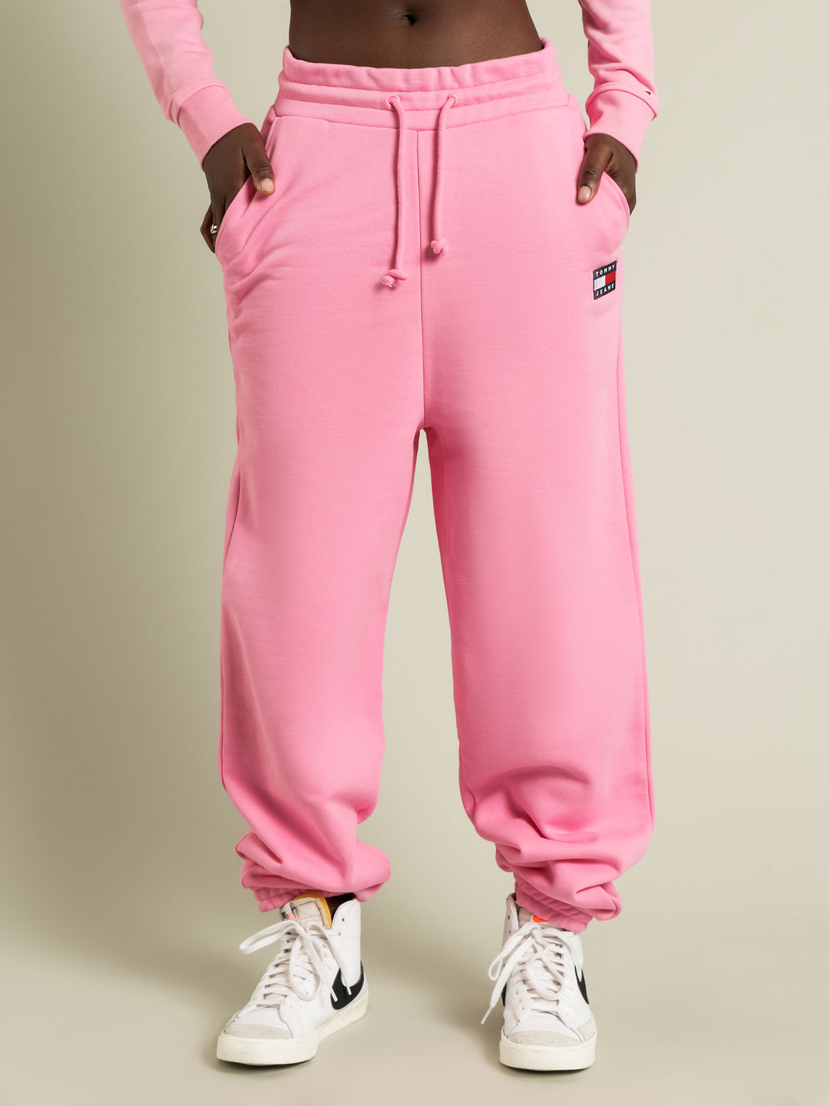 Relaxed Hours Badge Sweatpants in Daisy Pink