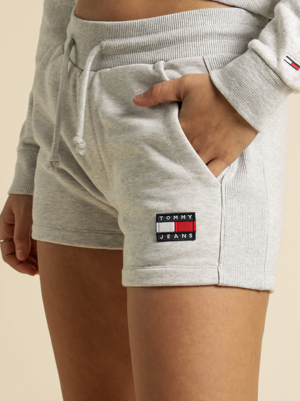 Tommy Badge Shorts in Silver Grey