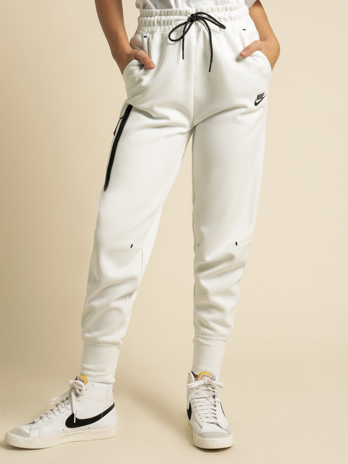 Sportswear Tech Fleece Trackpants in Summit White