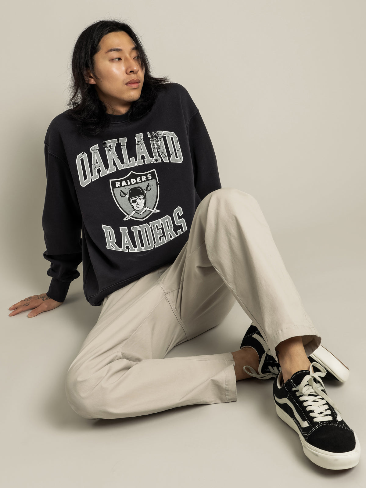 Oakland Raiders NFL Vintage Crest Crew in Faded Black