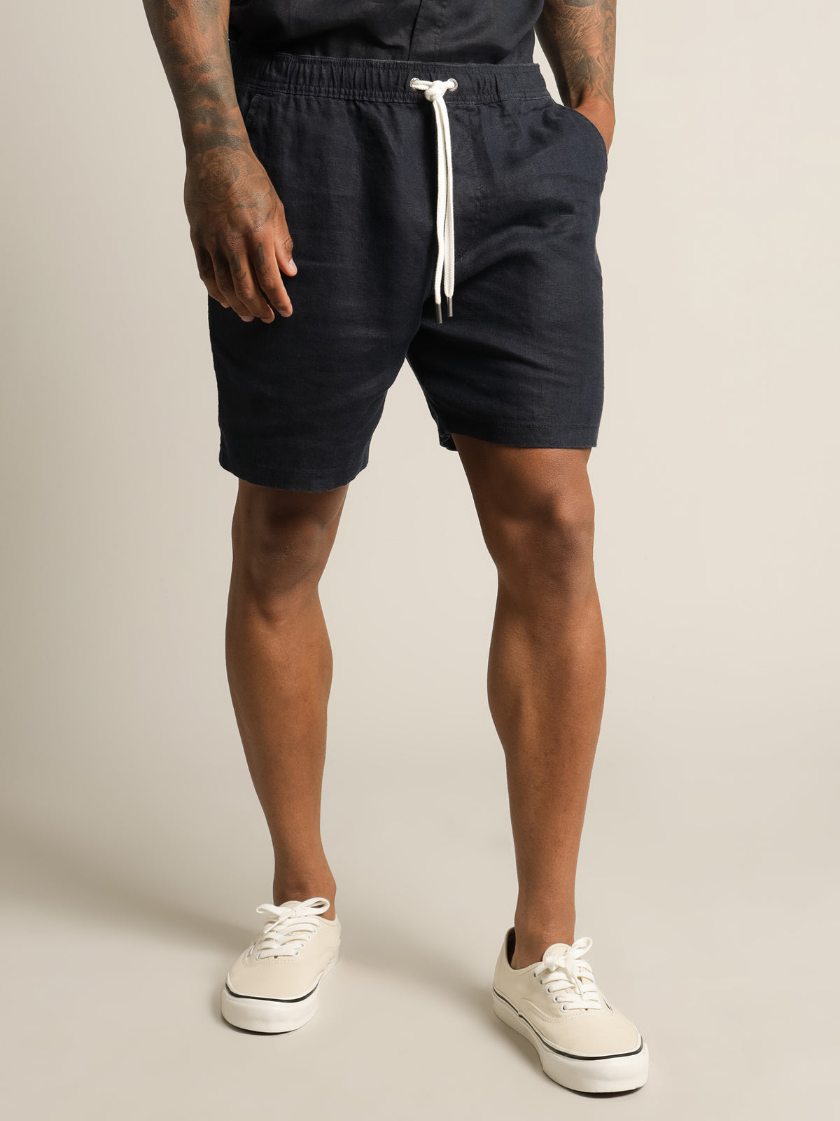 Nero Linen Shorts in Navy