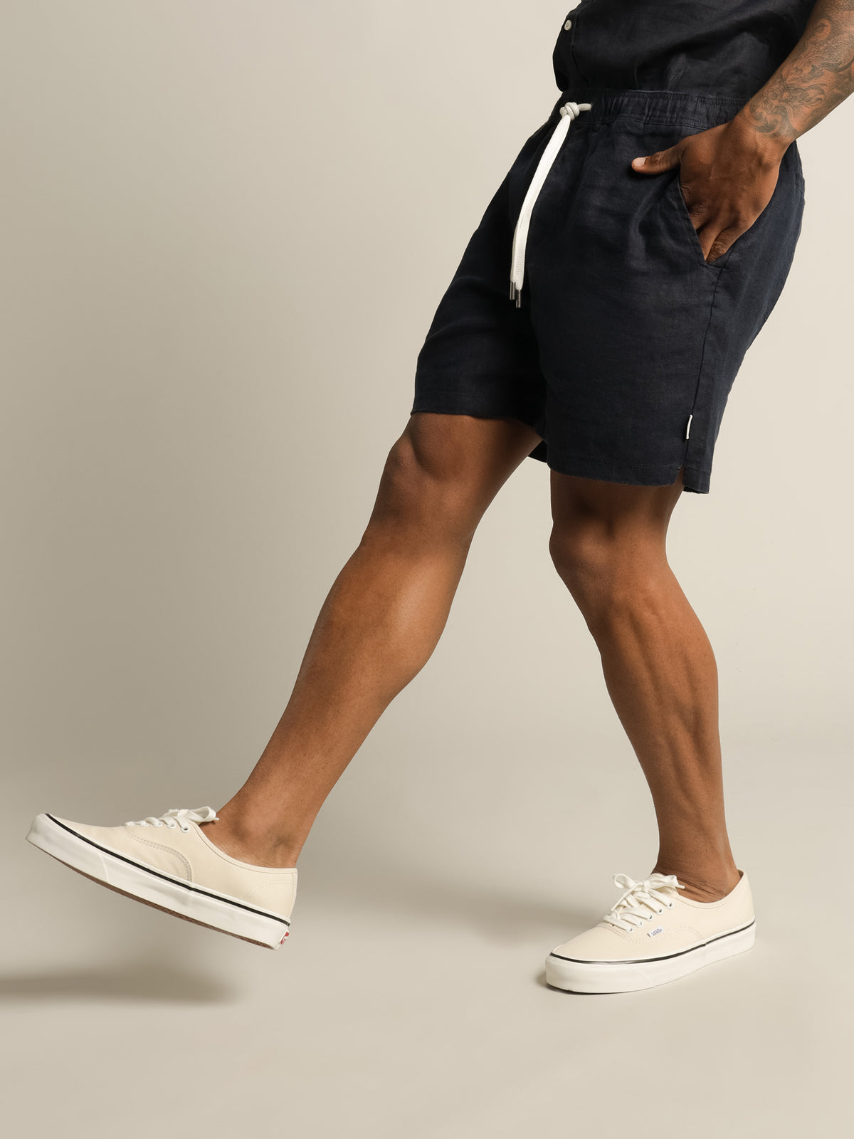 Nero Linen Shorts in Navy