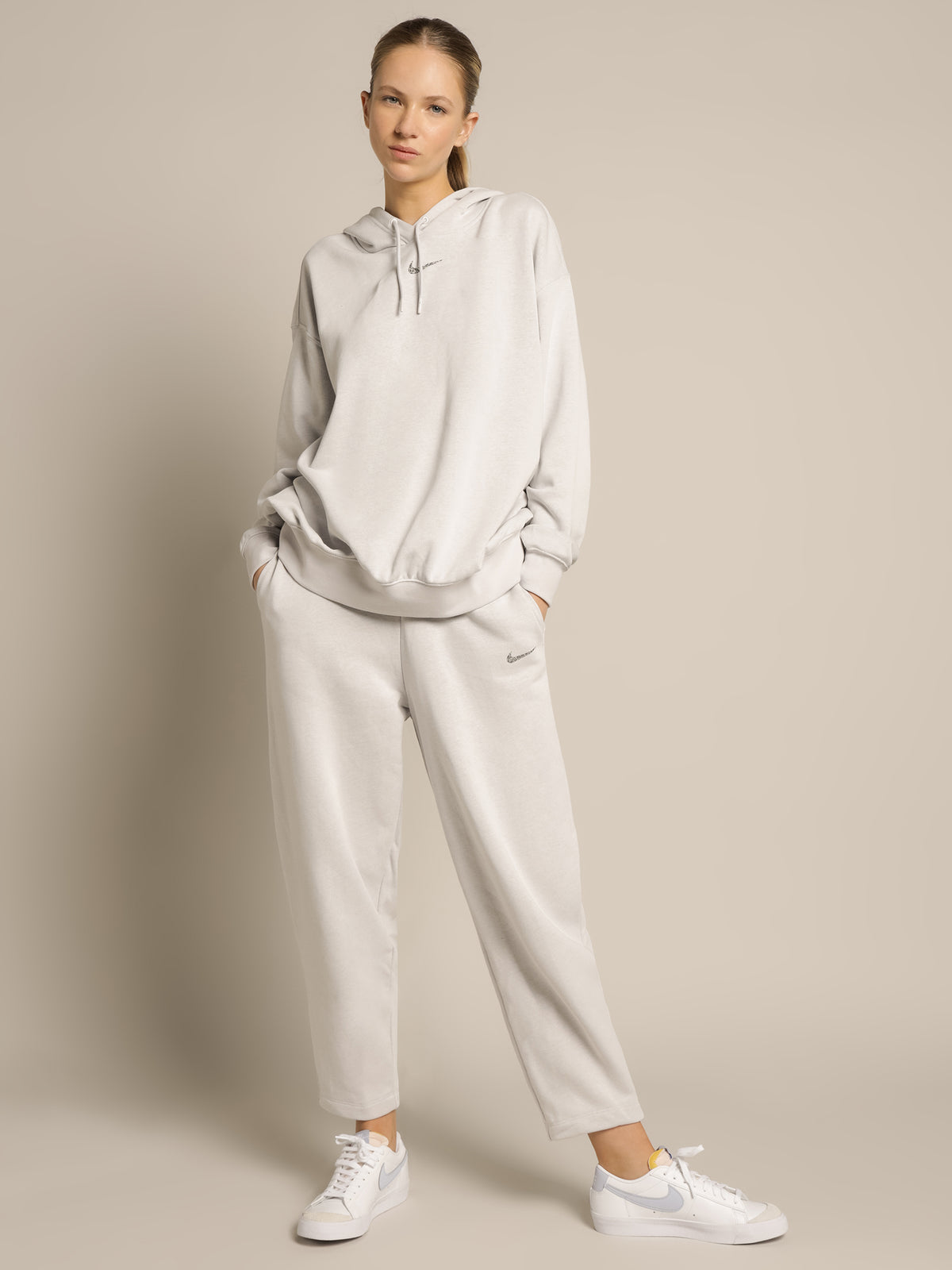 Sportswear Essentials Fleece Trackpants in Platinum Tint &amp; White