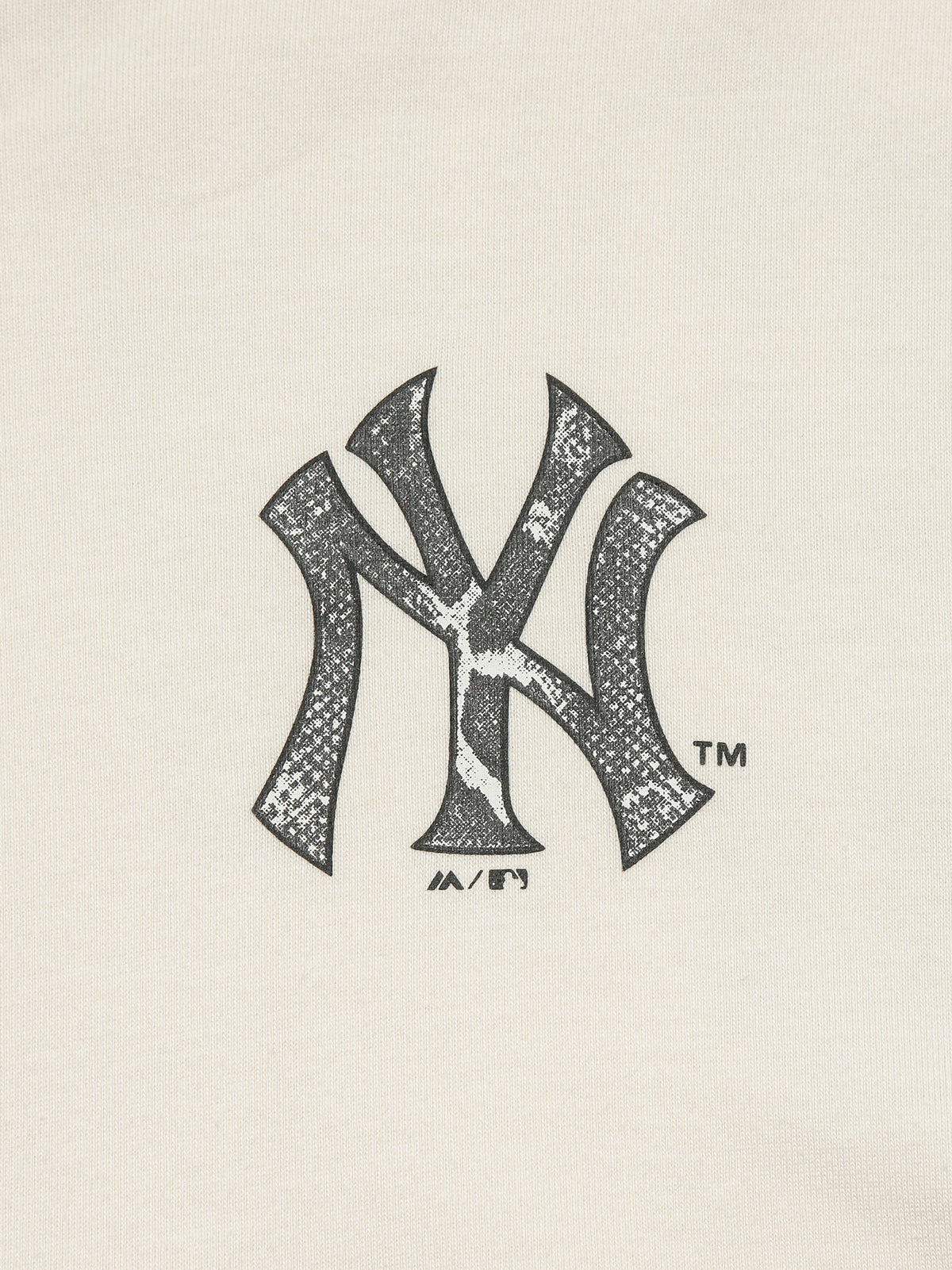 NY Yankees Long Sleeve Animal T-Shirt in White Sand