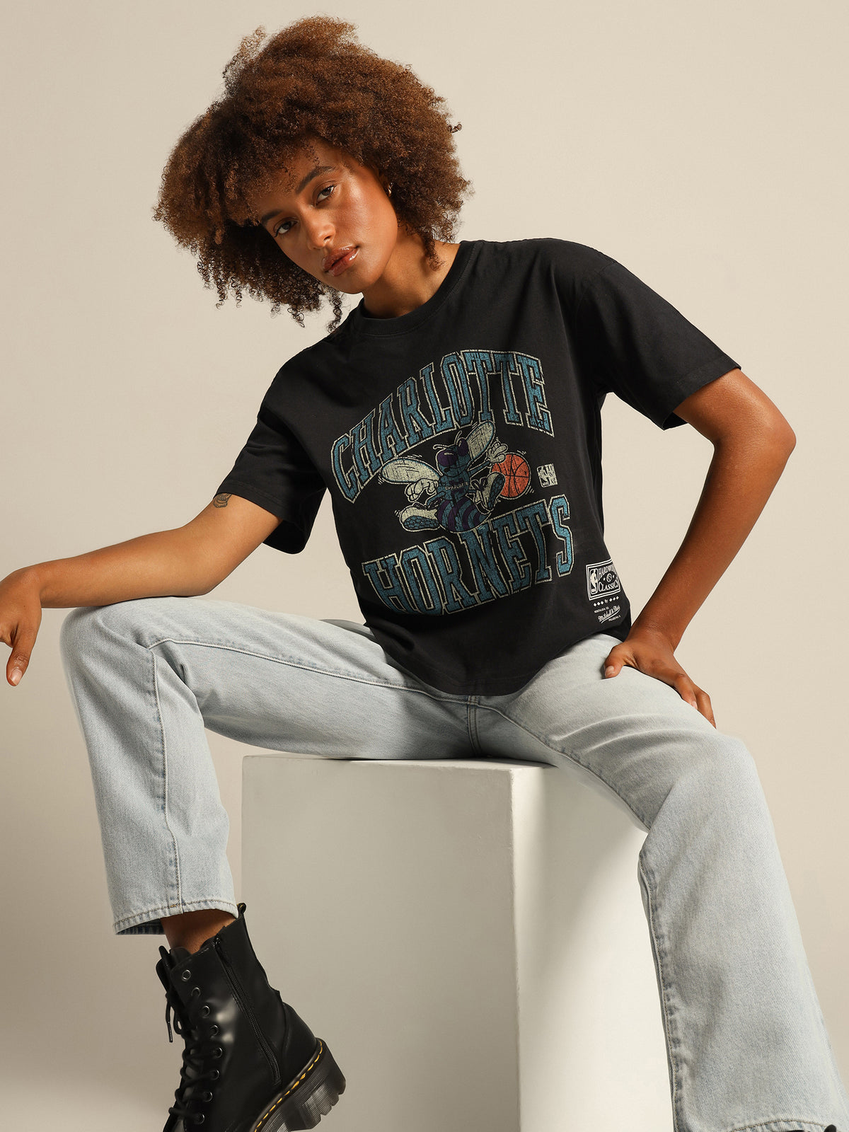 Vintage Charlotte Hornets Ivy Arch T-Shirt in Washed Black