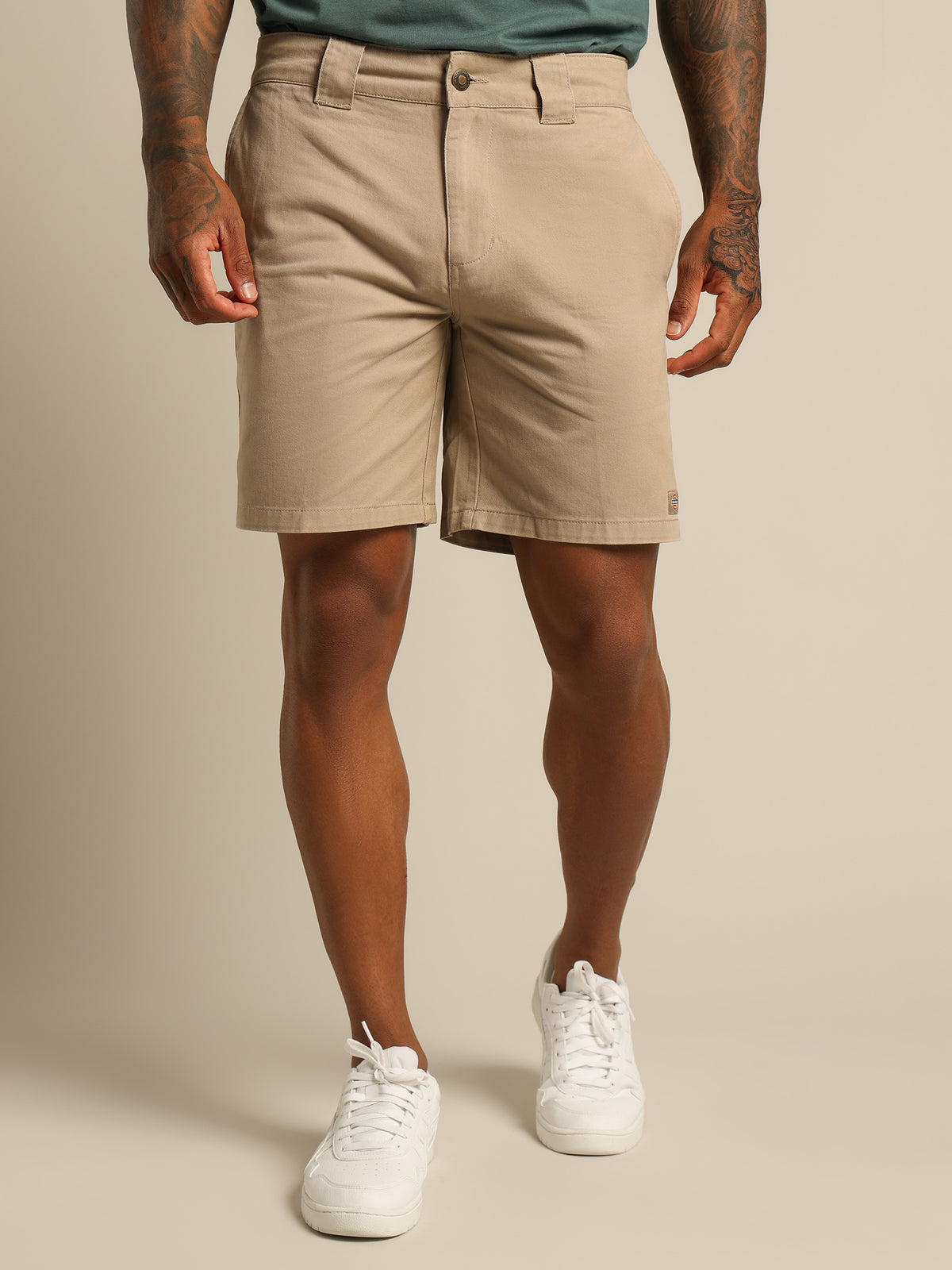 7.5&quot; Regular Fit Shorts in Khaki