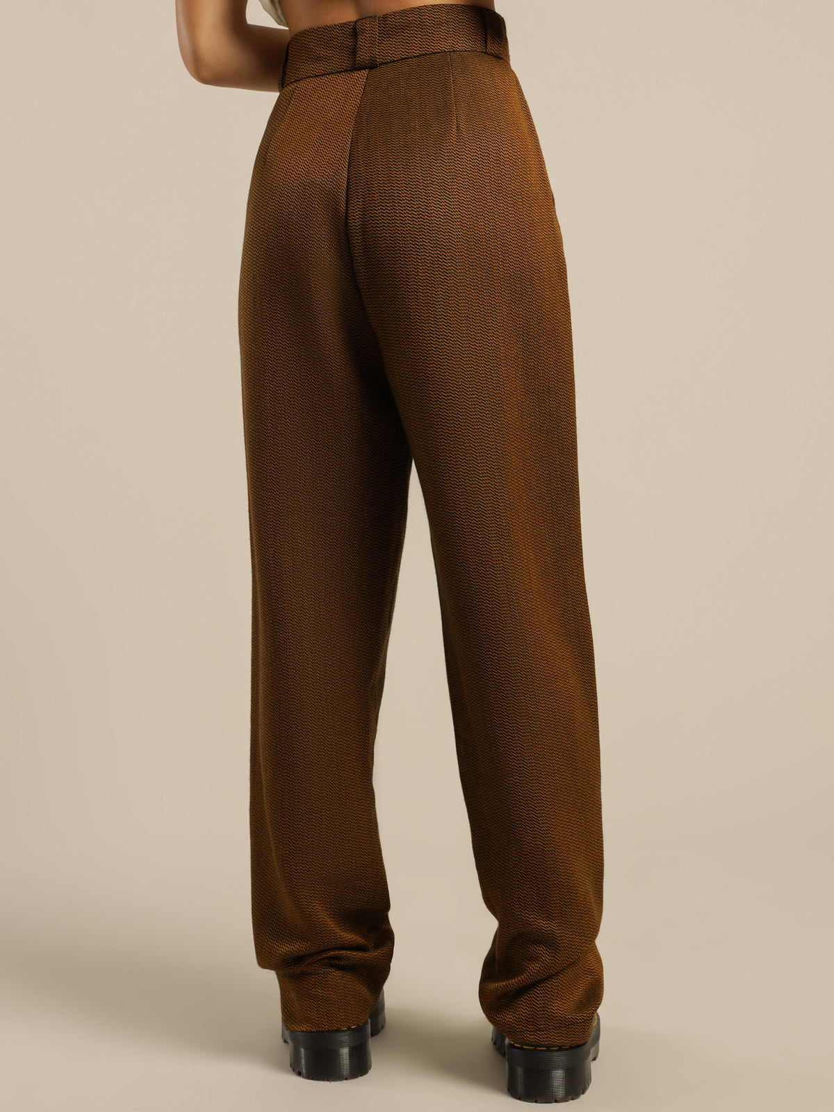 Restraint Tapered Pant in Gold