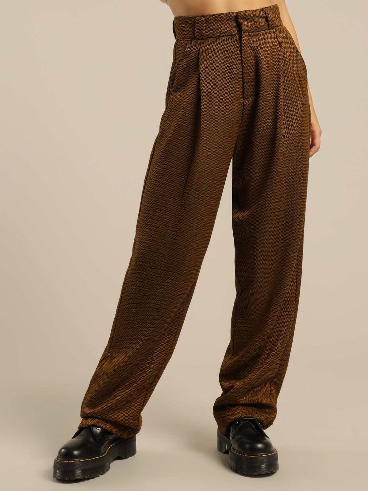 Restraint Tapered Pant in Gold