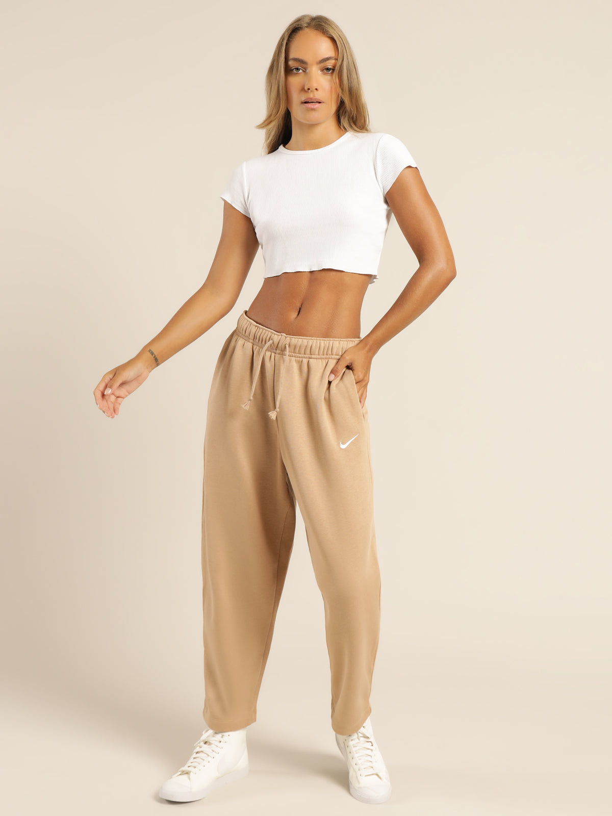 Sportswear Essentials Fleece Trackpants in Hemp &amp; White