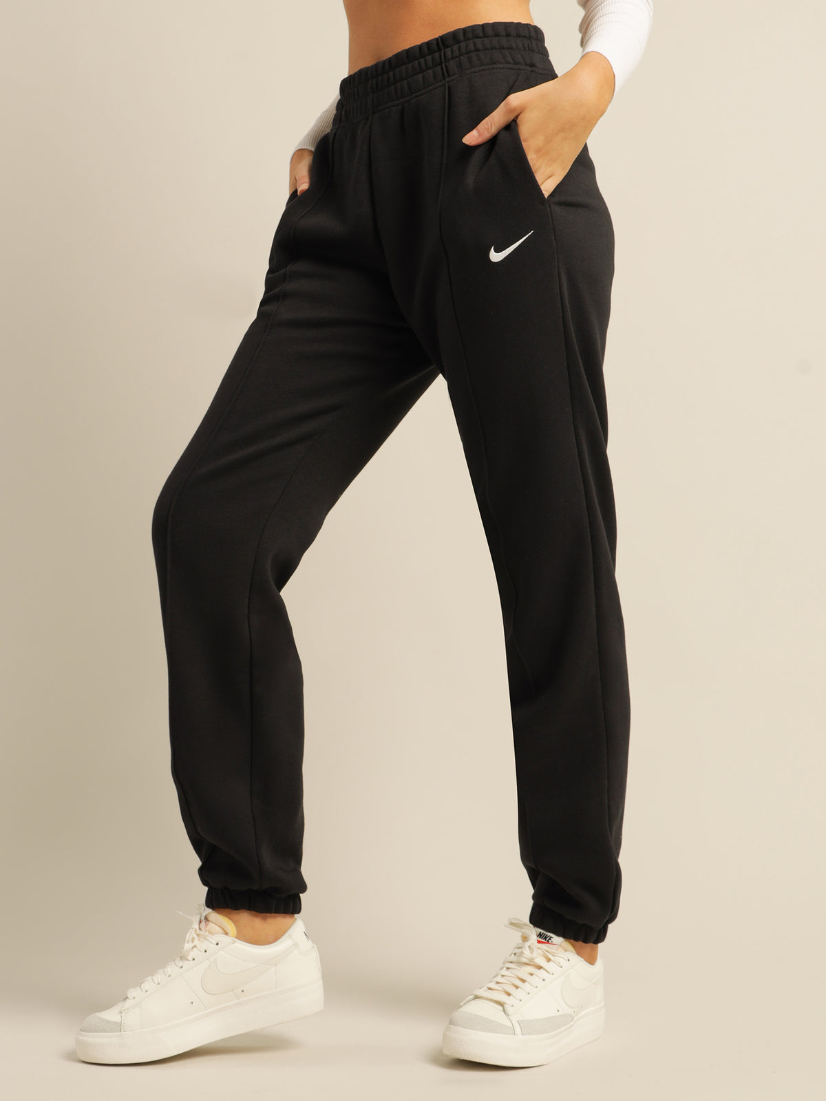 Sportswear Essential Collection Fleece Pants in Black