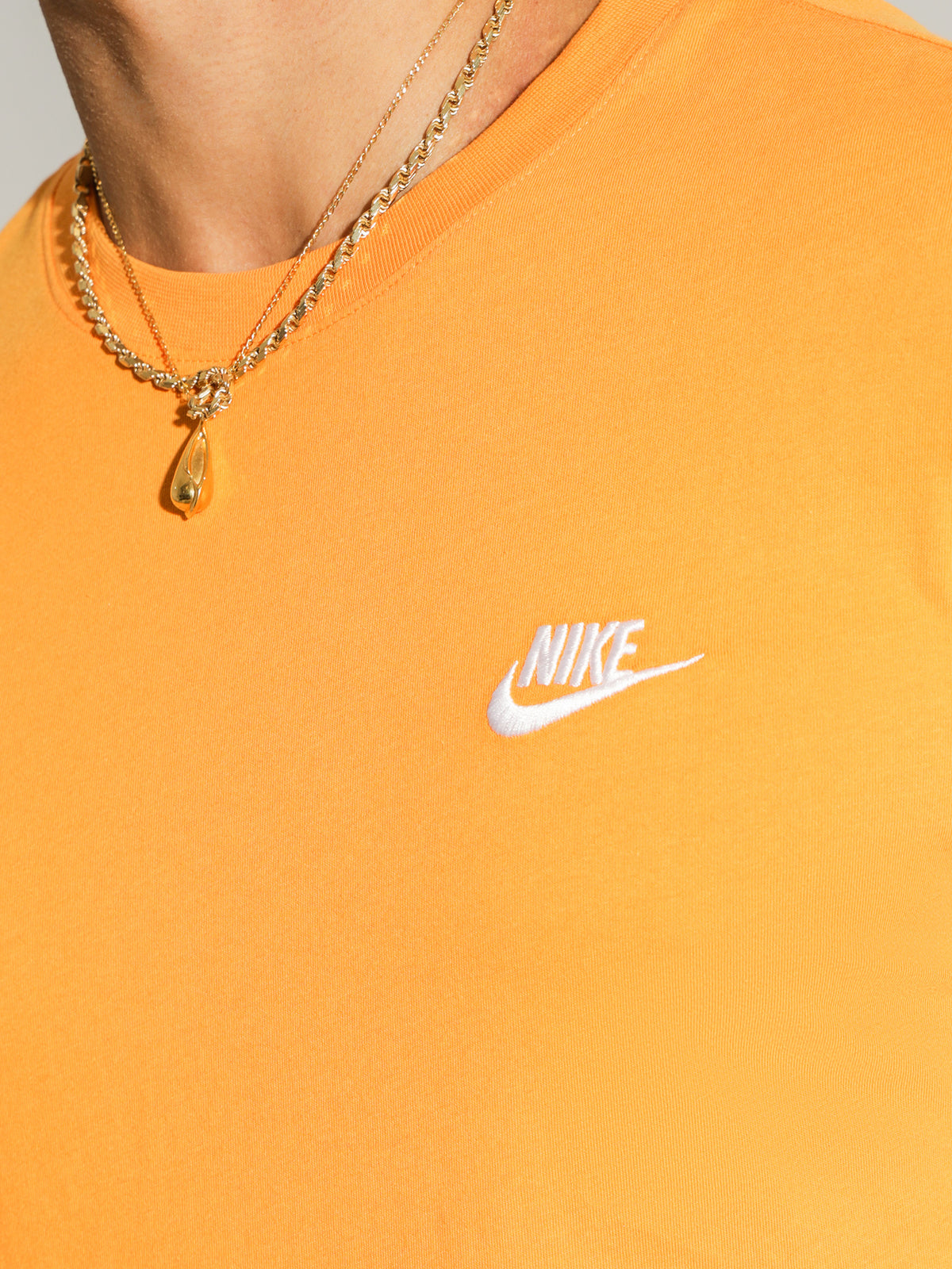 Sportswear Club T-Shirt in Orange