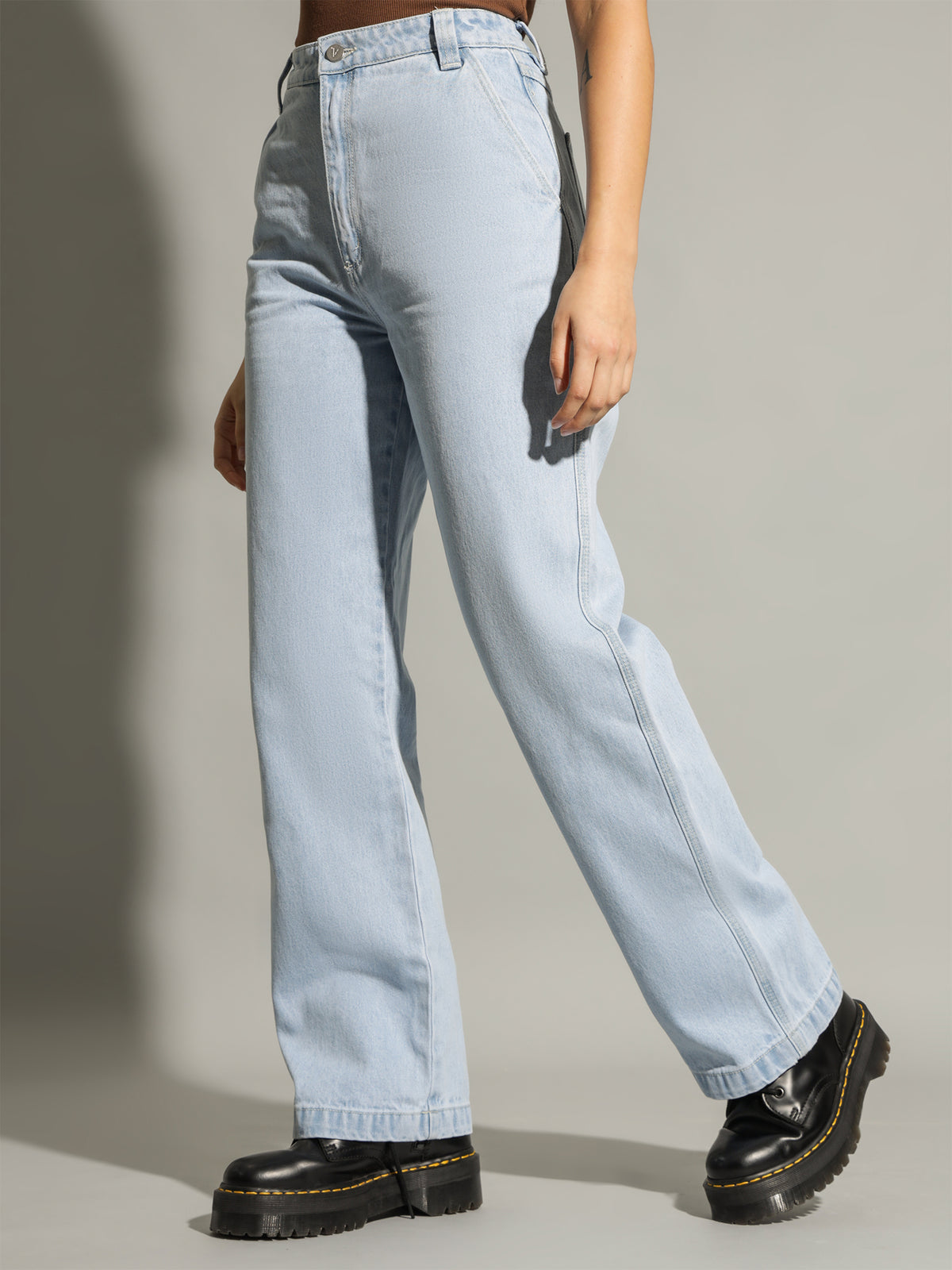 A Carrie Carpenter Jeans in Breakaway Blue