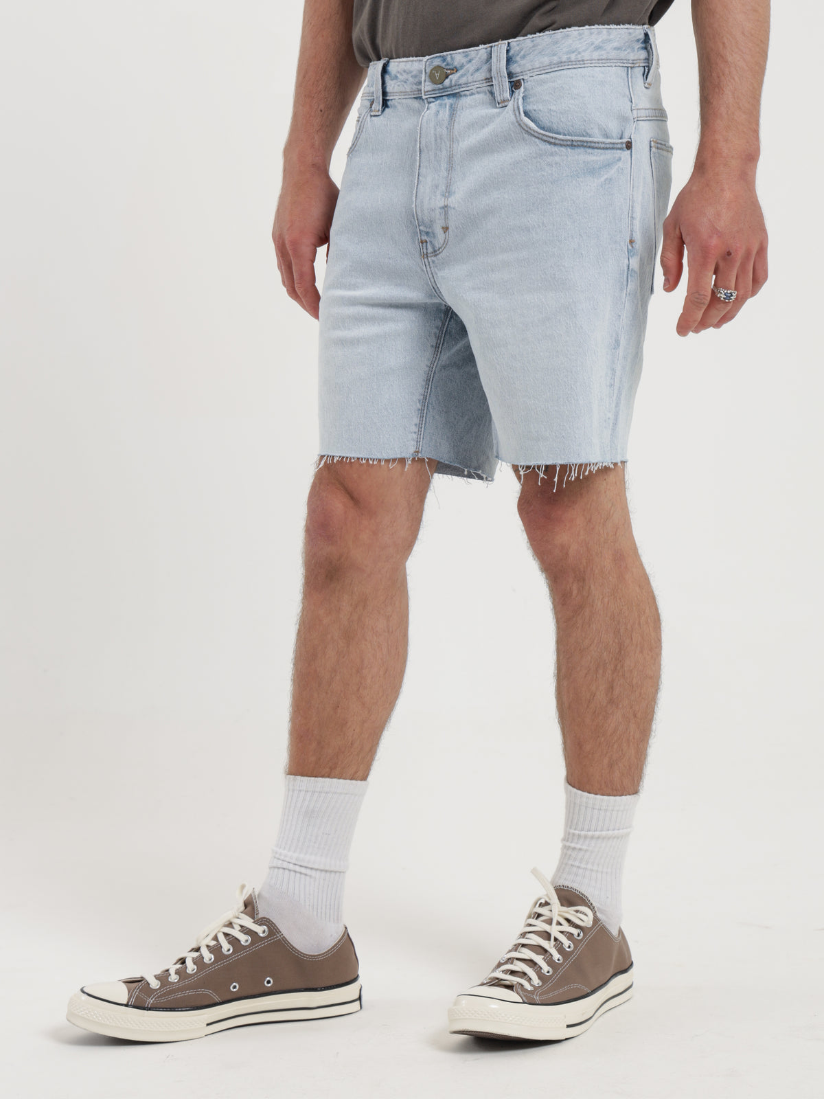 A Cropped Slim Denim Shorts in Denim