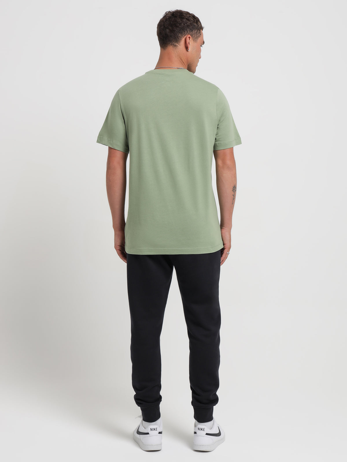 Sportswear Club T-Shirt in Oil Green