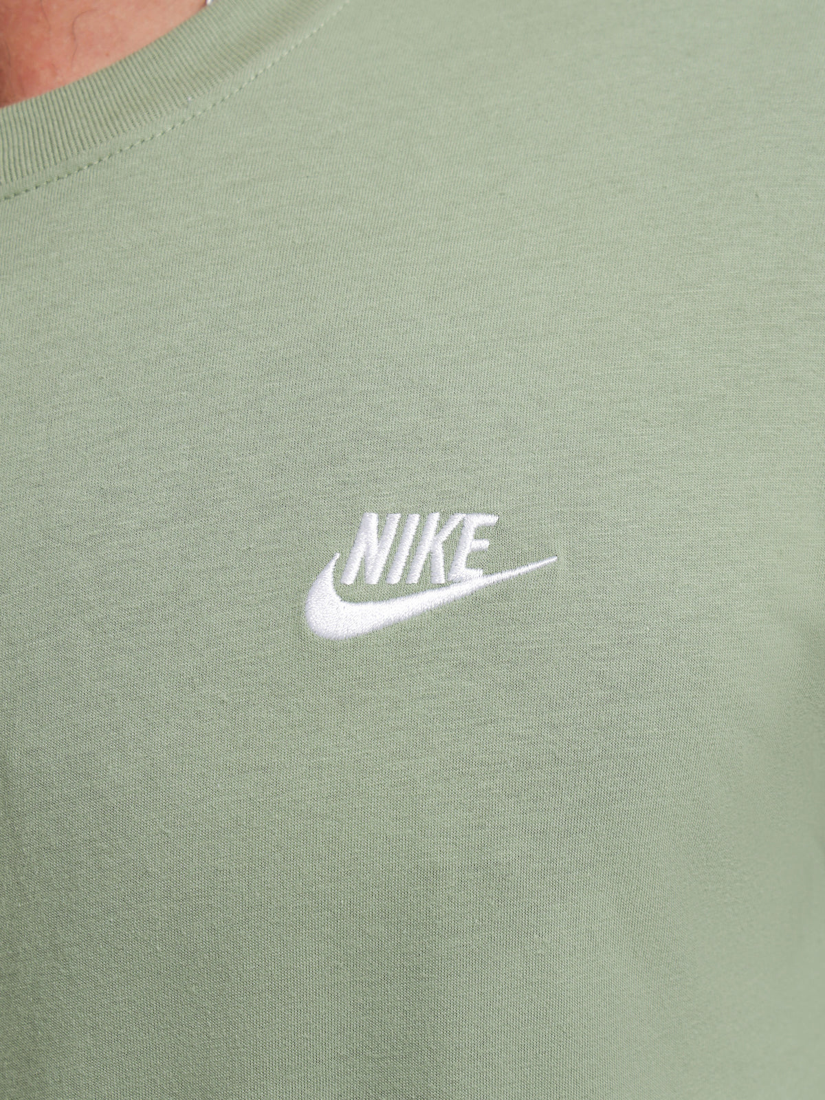 Sportswear Club T-Shirt in Oil Green