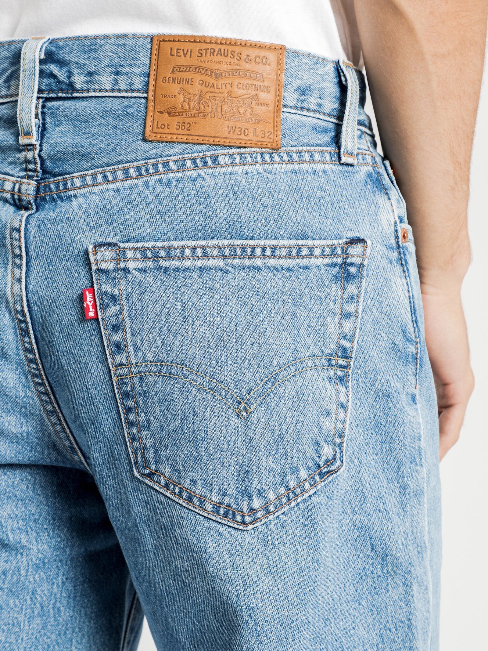 562 Loose Taper Jeans