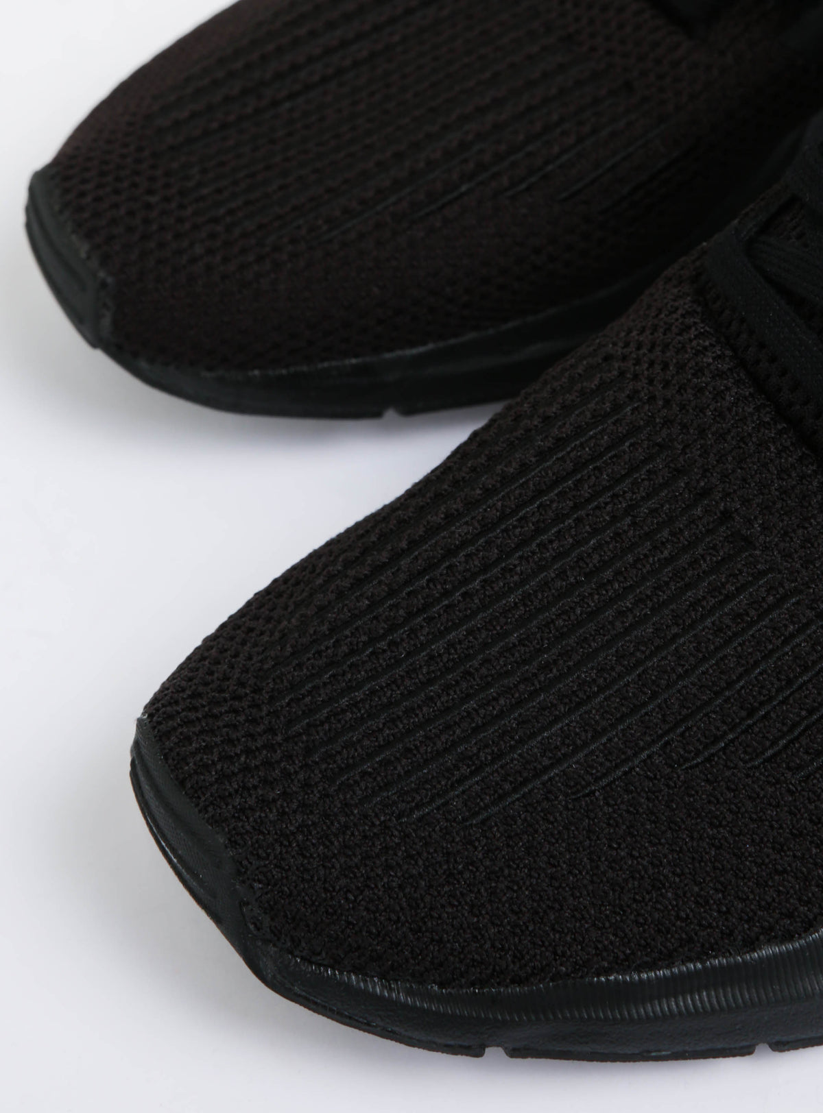 Unisex Swift Run Sneakers in Black