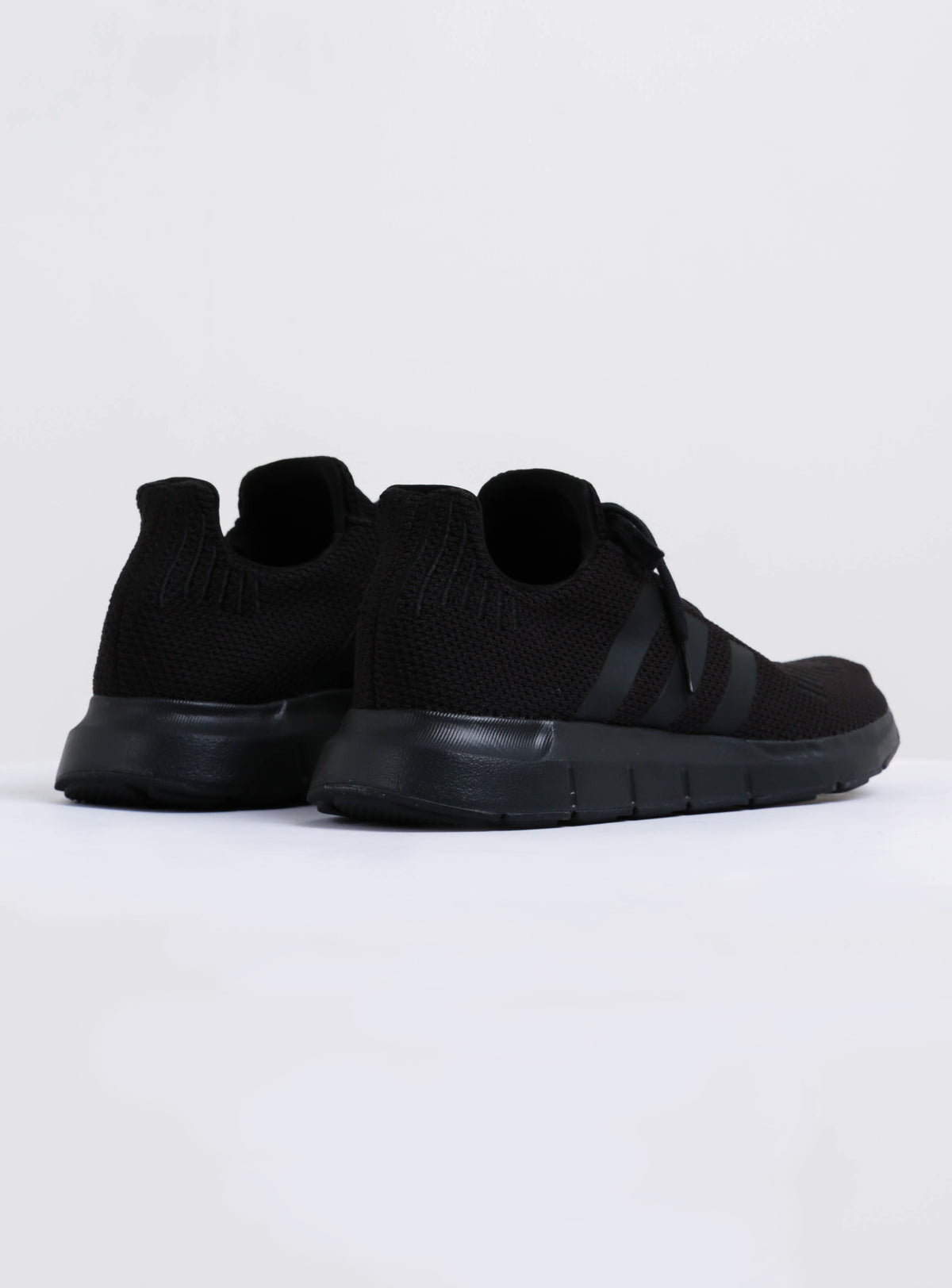 Unisex Swift Run Sneakers in Black