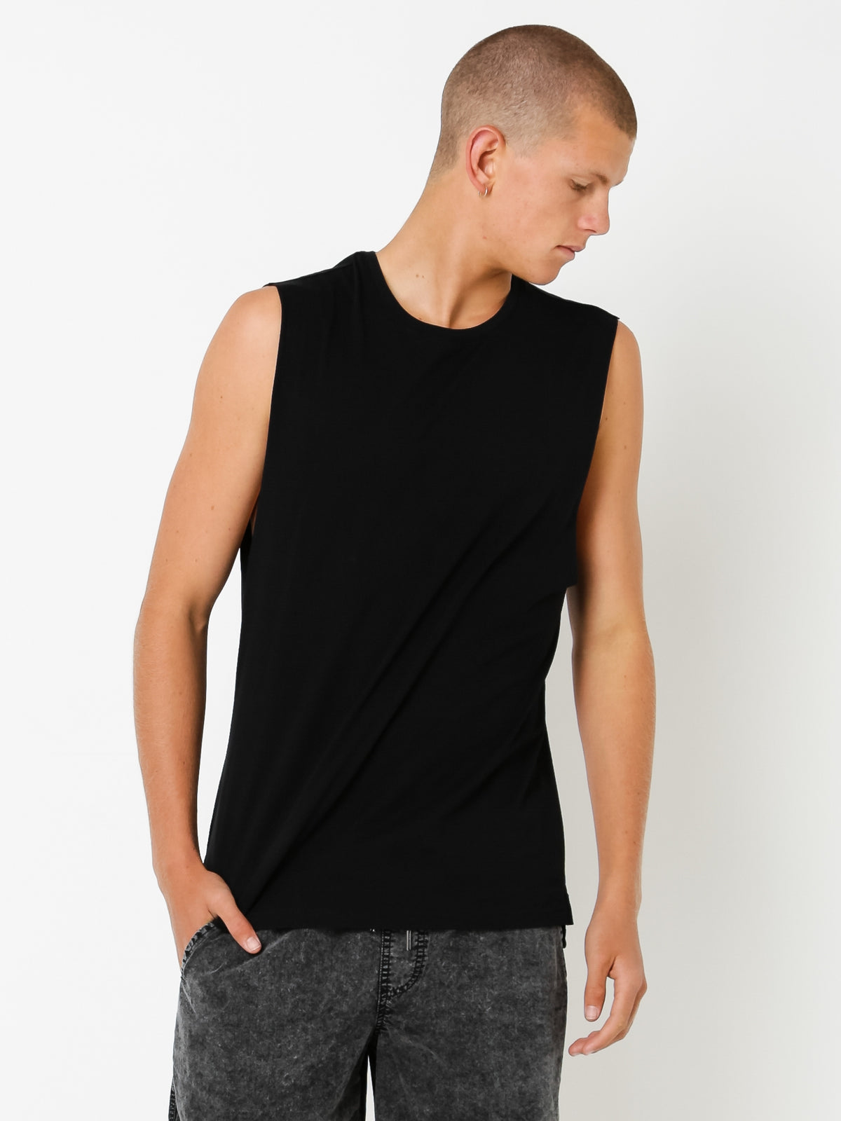 Basic Muscle T-Shirt in Black