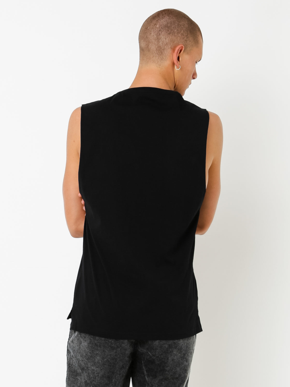Basic Muscle T-Shirt in Black