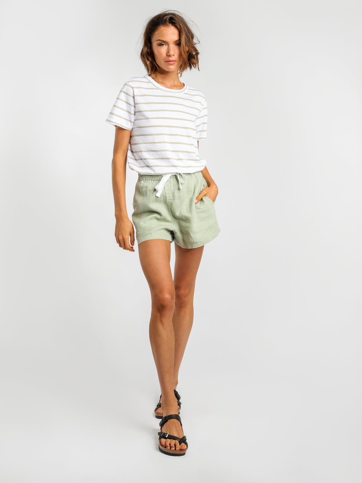 Womens Basis Linen Shorts in Olive Leaf Green