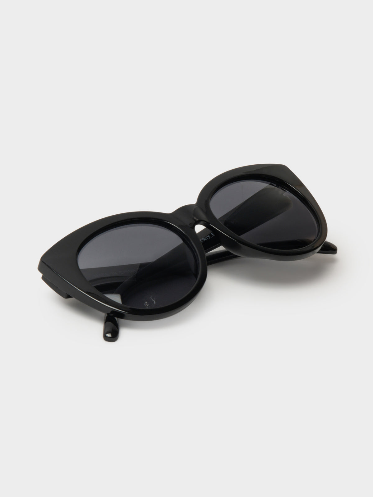 Beatrix Round Cat-Eye Sunglasses in Black
