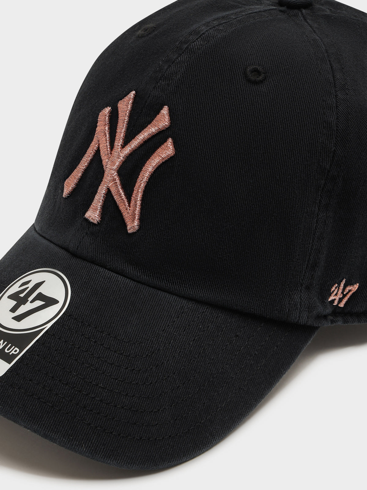 NY Yankees Metallic Badge Cap in Black Rose