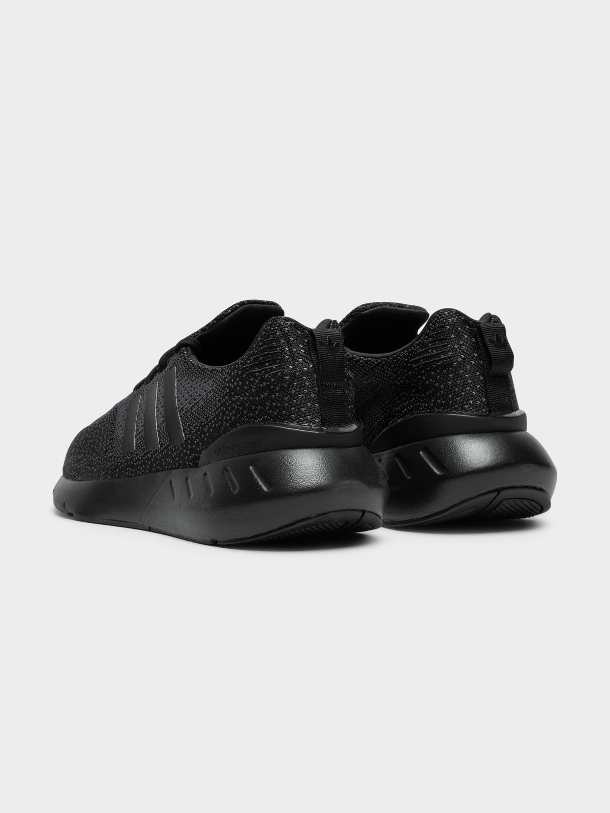 Unisex Swift Run 22 Sneakers in Black