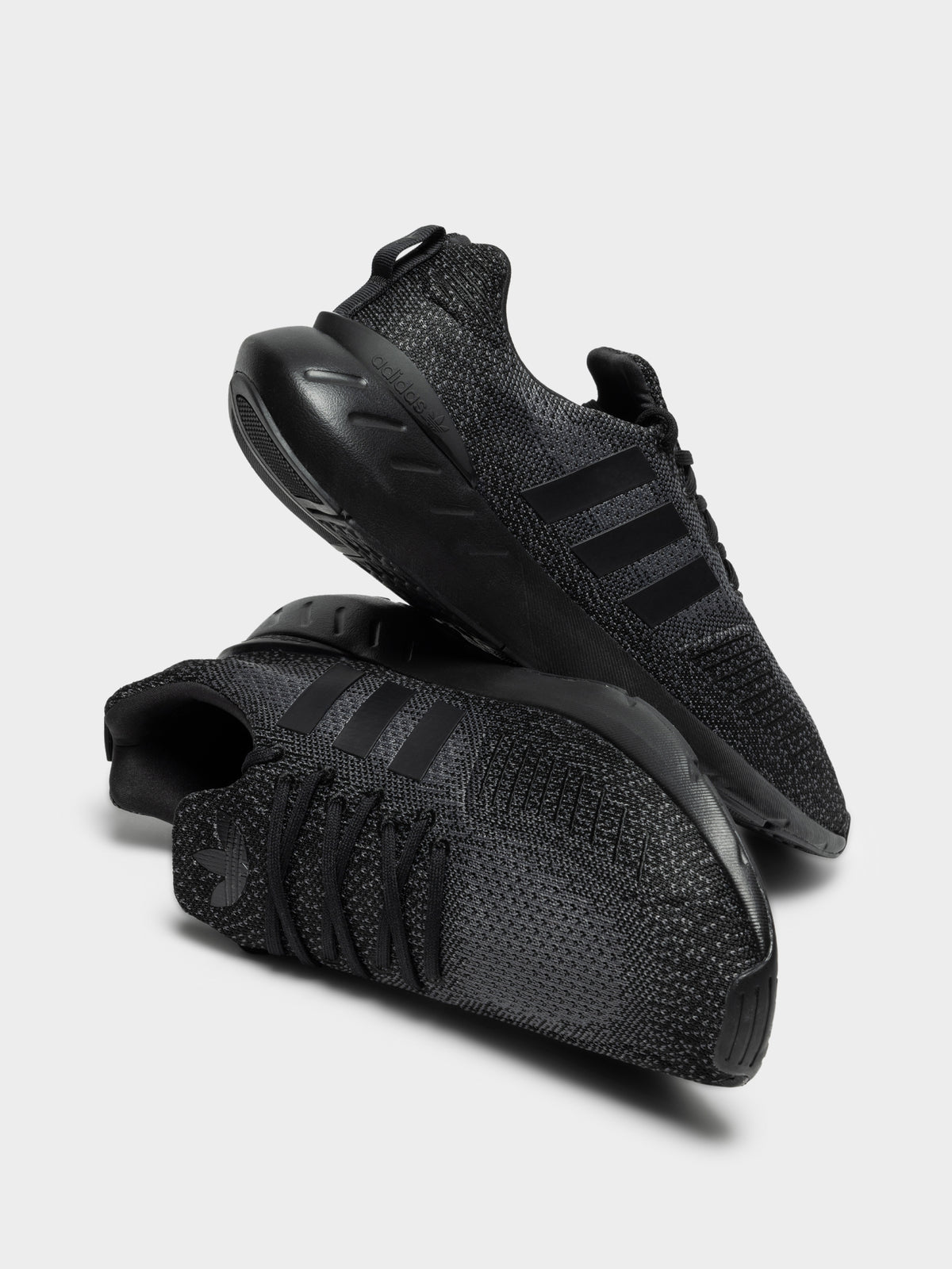 Unisex Swift Run 22 Sneakers in Black