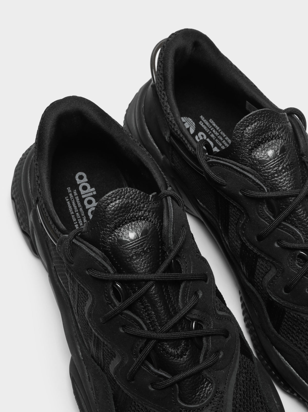 Unisex Ozweego Sneakers in Core Black