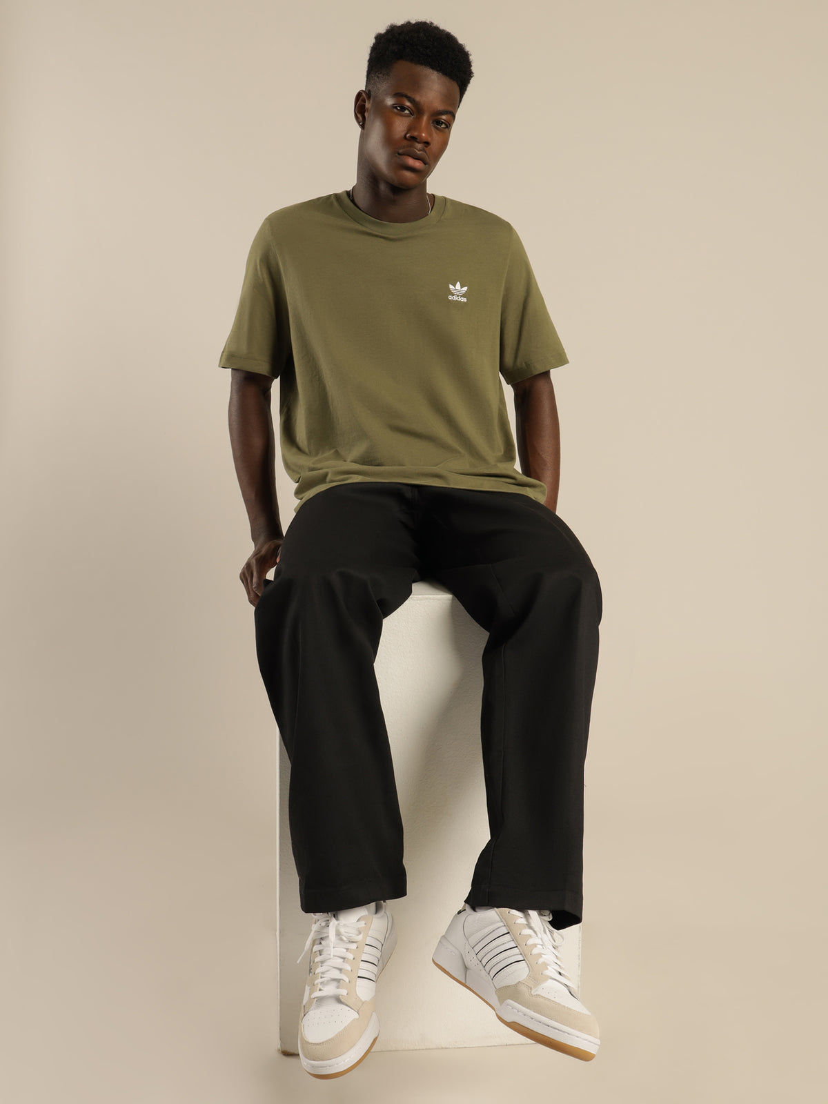 Loungewear Adicolor Essentials Trefoil T-Shirt in Focus Olive Green