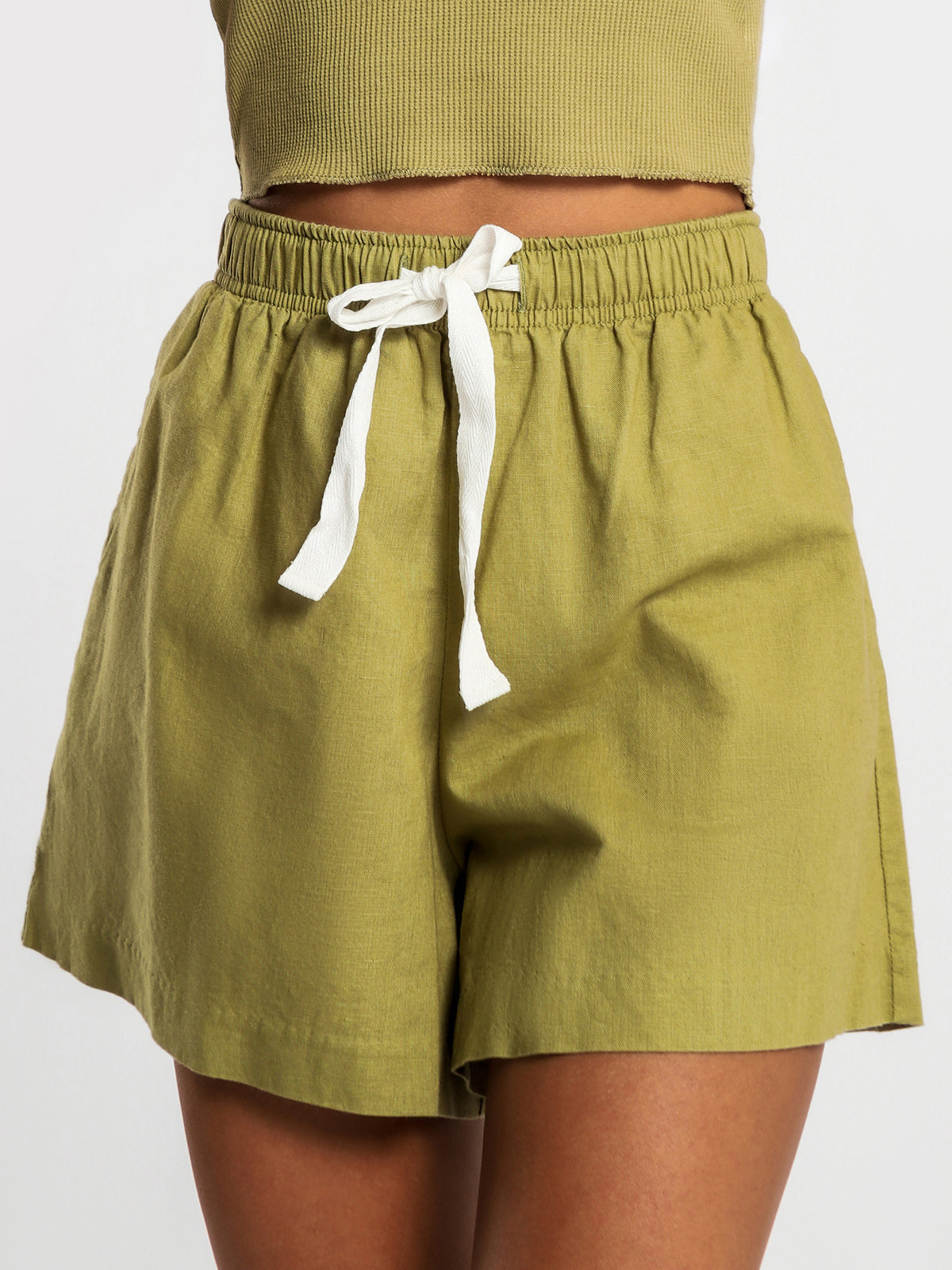 Classic Linen Shorts in Moss Green