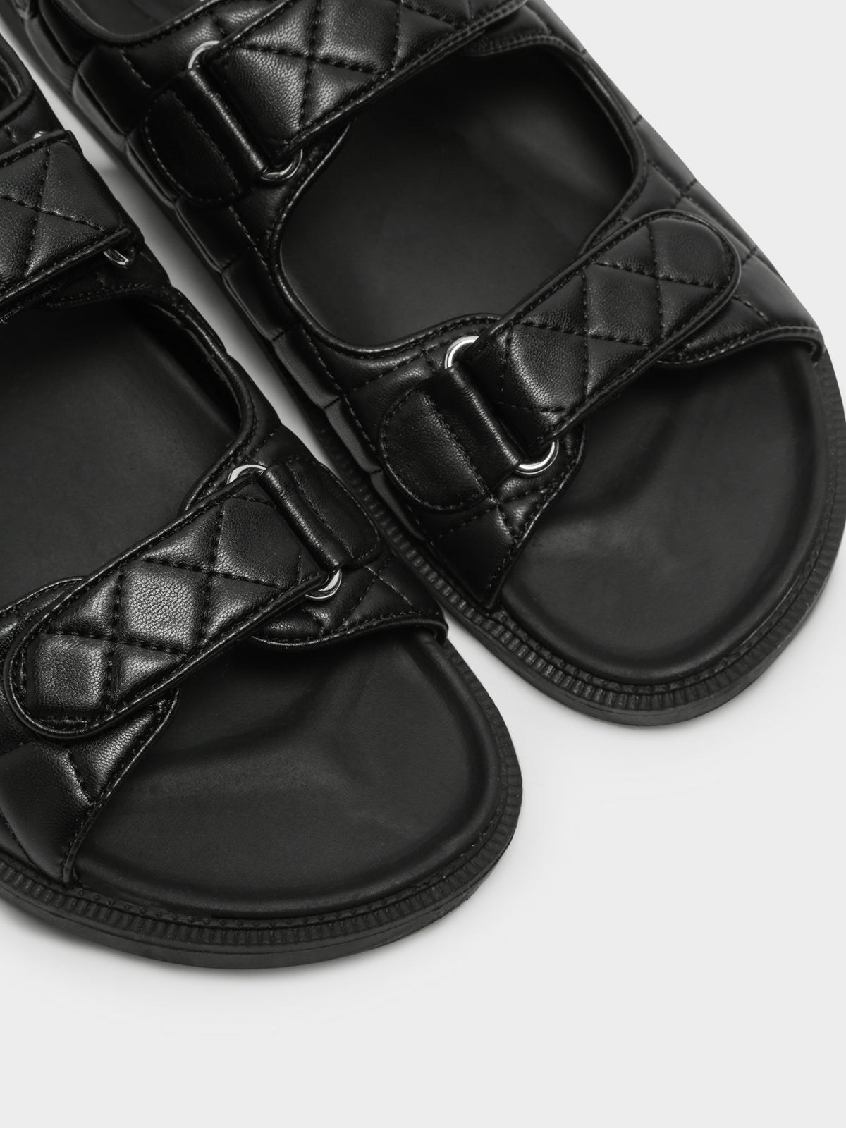 Therapy Womens Andi Quilted Sandals | Black