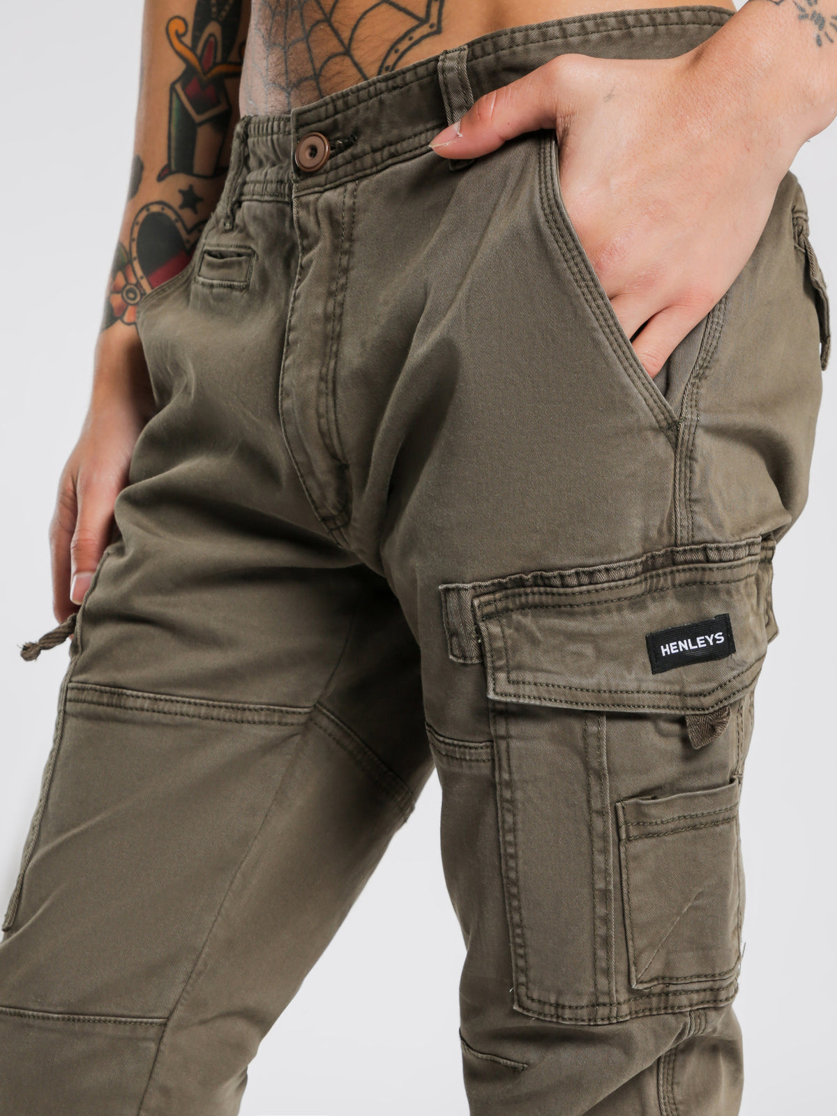 Leon Slim-Fit Cargo Pants in Army Green